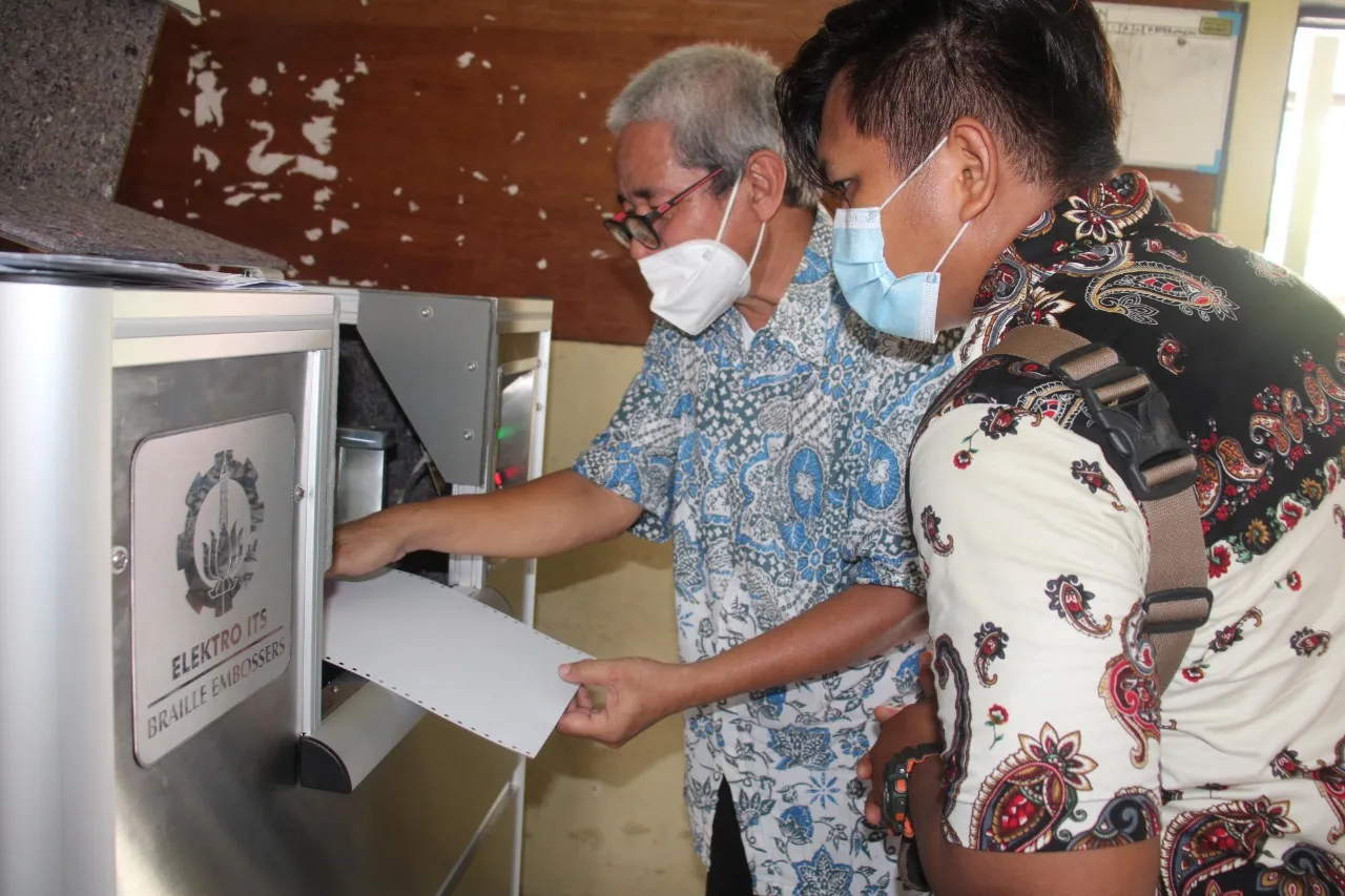 ITS Serahkan Mesin Cetak Braille ke SLBN 1 Palangka Raya