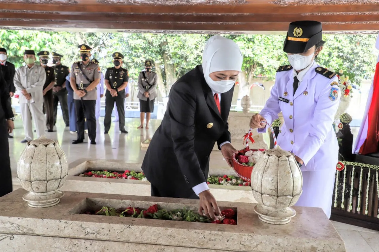 Gubernur Khofifah Ziarah dan Doa di Pusara Proklamator