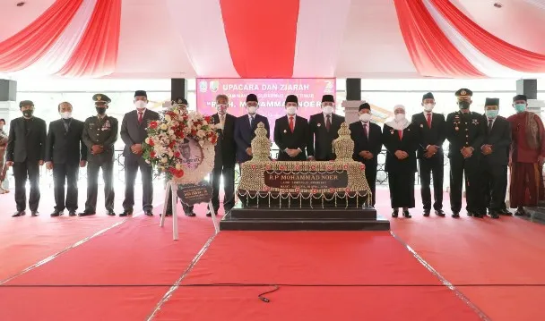 Wagub Emil Dardak dan Bupati Se Madura Ziarah Makam M Noer 