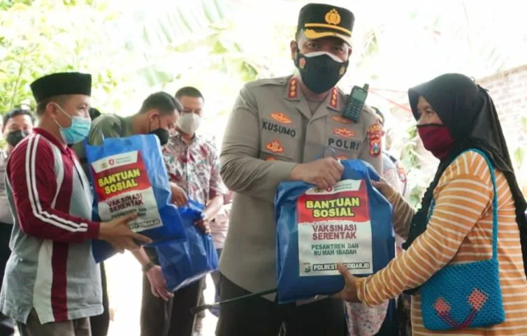 Polresta Sidoarjo Gelar Vaksinasi untuk Santri, Pelajar dan Warga 