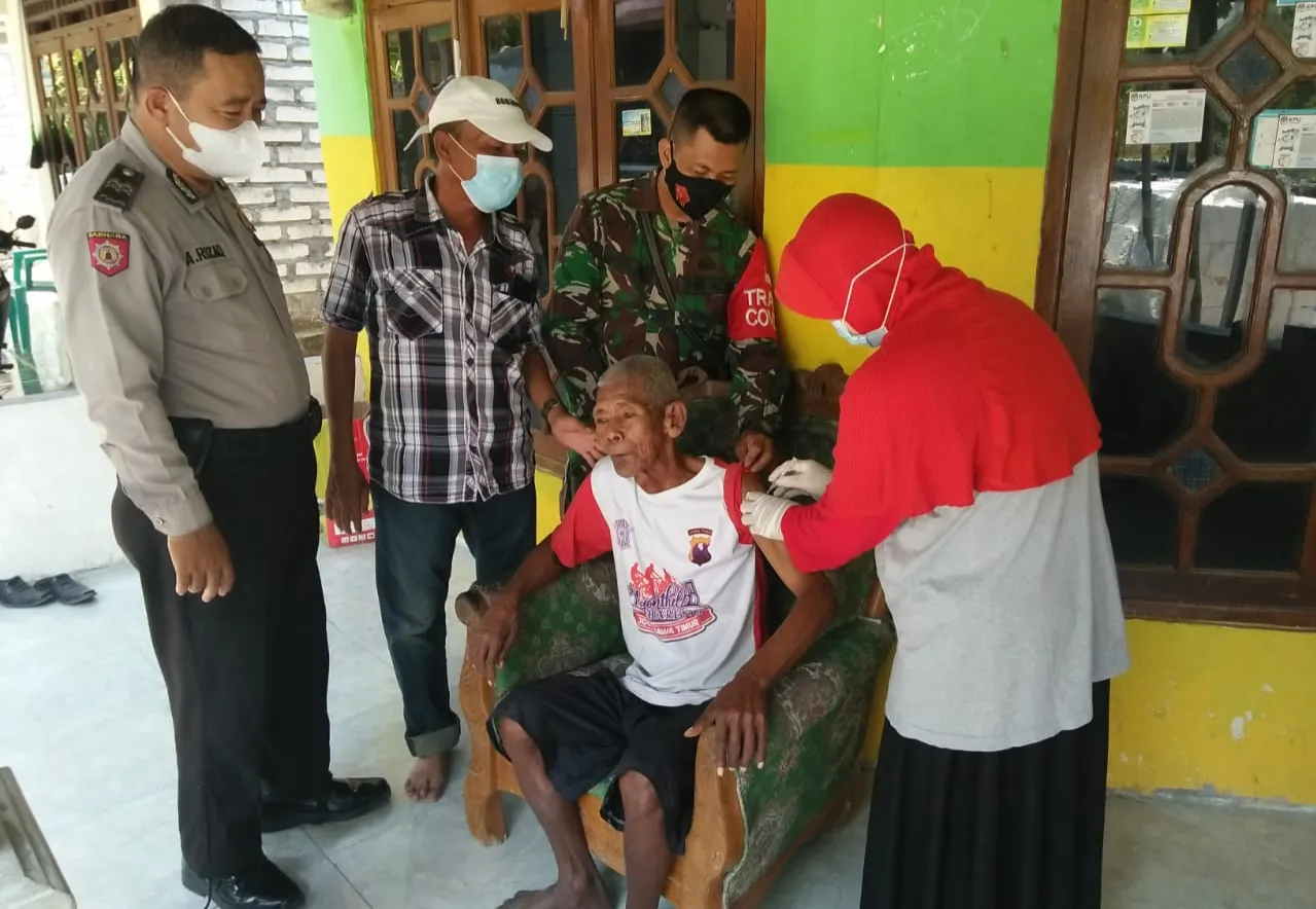Respon Positif, Saat Babinsa dan Nakes Gelar Vaksin ke Rumah Warga