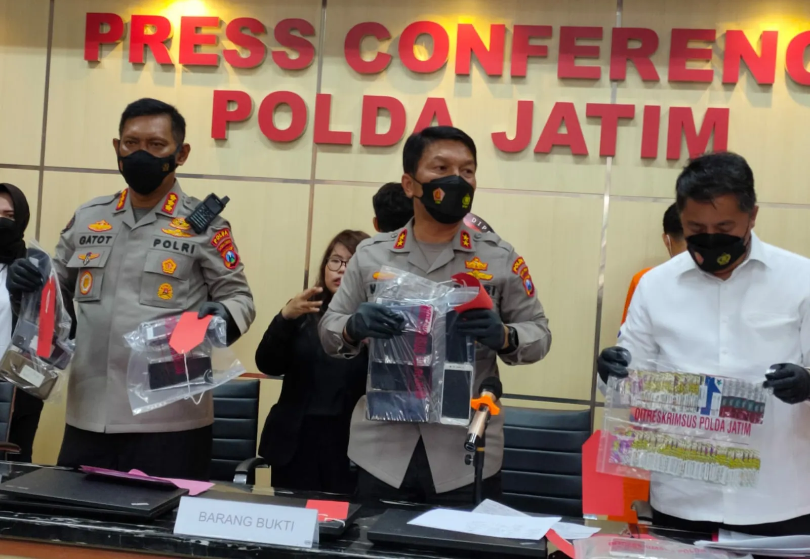 Polda Jatim Grebek Kantor Pinjol Ilegal di Surabaya 