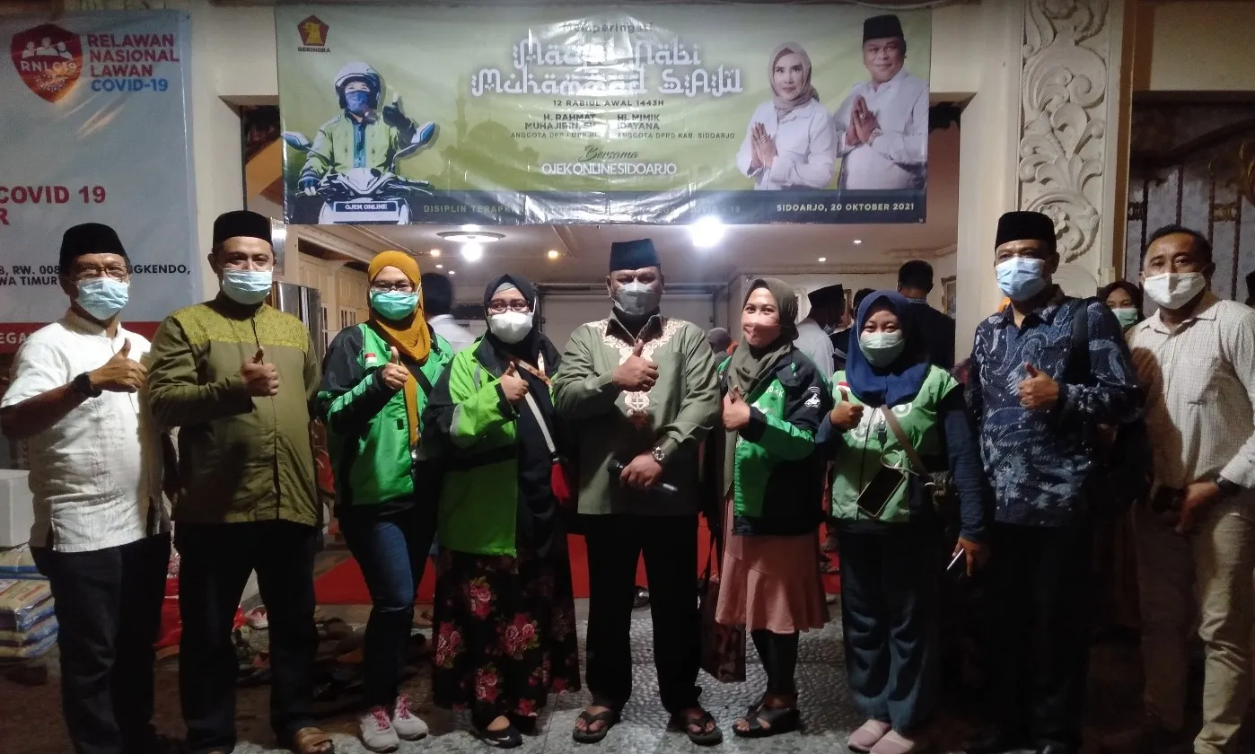 Rahmat Muhajirin dan Istri Bagi Bingkisan untuk Ojol se-Sidoarjo