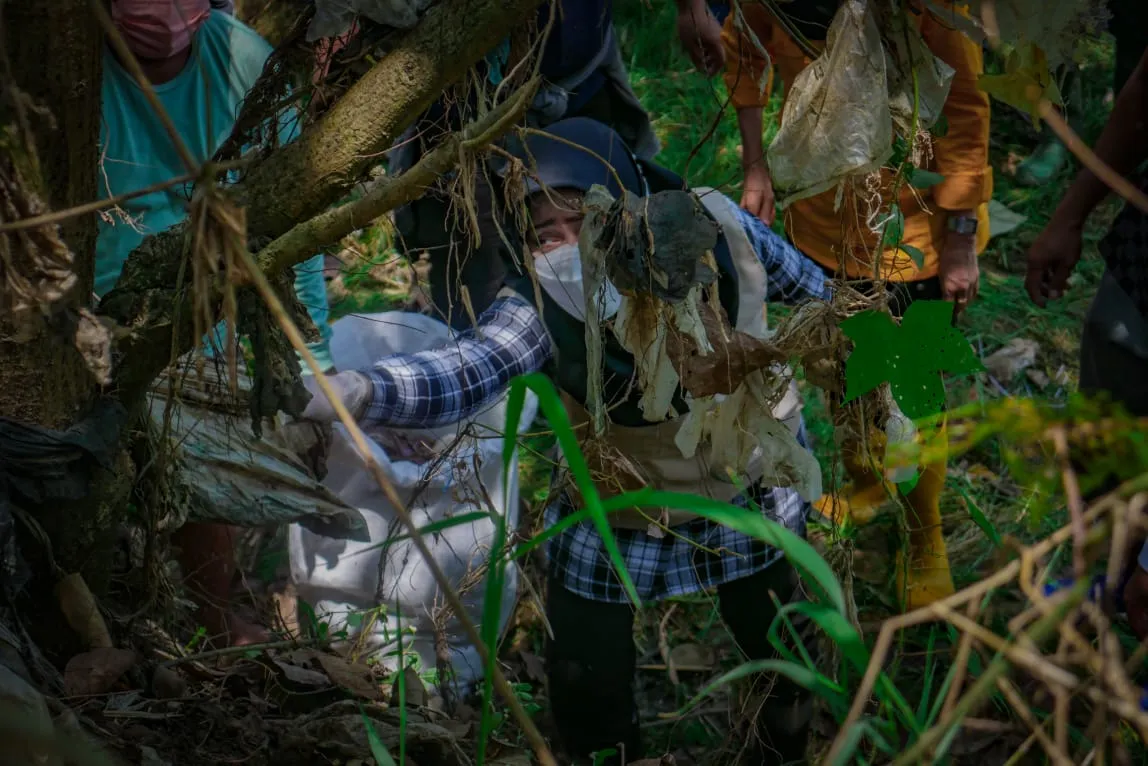 Momen Bupati Mojokerto Ikut Operasi Sampah Plastik