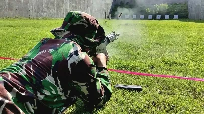 Prajurit Kodim 0817 Gresik Asah Kemampuan Menembak