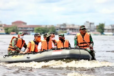 Kunjungi Pos Pengungsian, Kepala BNPB Pastikan Bantuan Tepat Sasaran