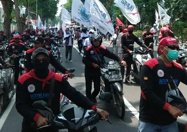 Buruh Jatim, Demo di Depan Gedung Negara Grahadi 