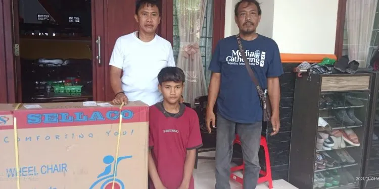 Kursi Roda untuk Rosi Penyandang Disabilitas, dari Dermawan ASN Sampang 
