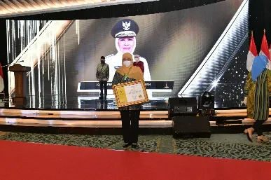 Gubernur Khofifah Raih Penghargaan Pembina Produktivitas Paramakarya 