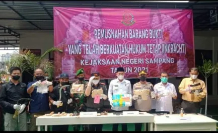 Kejari Sampang Musnahkan Barang Bukti 124 Kasus 