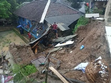 Cuaca Ekstrim Terjang Delapan Kecamatan di Lebak Banten