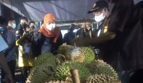 Gubernur Khofifah Beri Dana Pembinaan Pemenang Festival Durian 2021