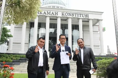 Senator Fachrul Razi dan Bustami Daftarkan Gugatan PT Nol Persen ke MK