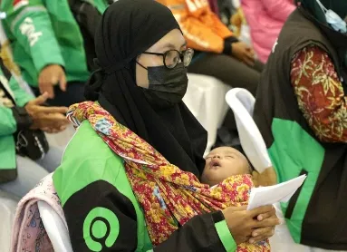 Gubernur Khofifah Berbagi Bersama Ratusan Driver Ojek Wanita 
