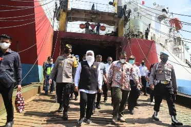 Gubernur Khofifah Tinjau Transportasi Laut di Tanjung Perak 