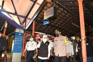 Gubernur Khofifah Apresiasi Langkah POLRI Tes Urine Sopir, Kondektur