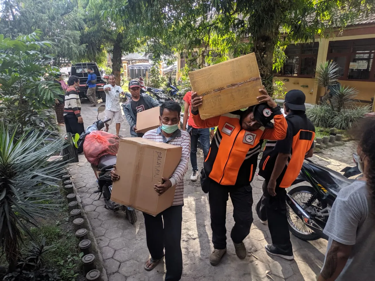 Peduli Semeru, KBRSP dan Warga RW02 Jepara-Bubutan Kirim Bantuan
