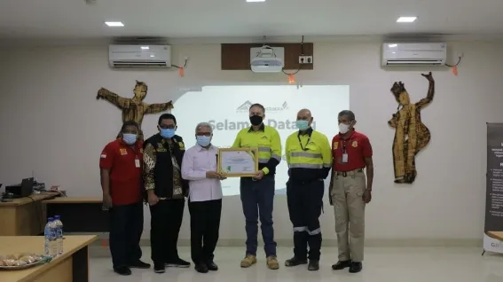 Bumi Suksesindo Terima Penghargaan Zero Accident dari Gubernur Jatim