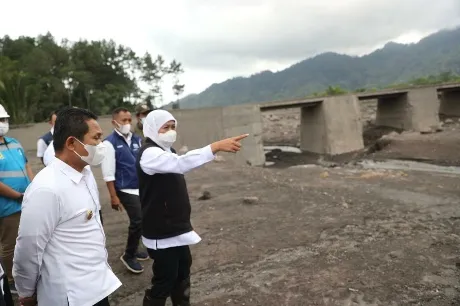 Gubernur Khofifah Tinjau DAM Terputus di Lumajang