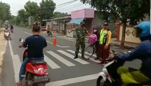 Anggota TNI Bantu Pengamanan Siswa SDN Kanginan, ke Sekolah 