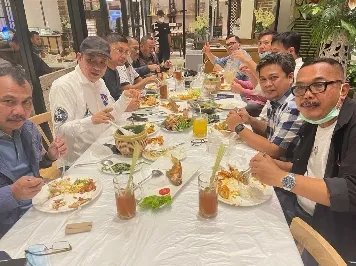 Para Ketua DPC Pendukung Emil Kompak Makan Malam Bersama