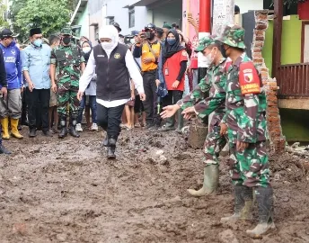 Gubernur Khofifah Tinjau Banjir Bandang Jember