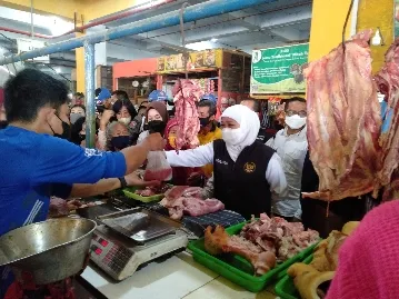 Di Pasar Besar Madiun, Gubernur Khofifah Pantau Harga Daging dan Tempe