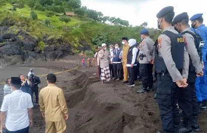Gubernur Khofifah: Gelombang Sedang Tinggi Jangan Dekati Pantai 