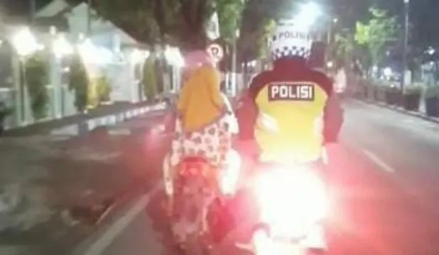 Anggota Satlantas Polres Sampang Dorong Pengendara yang Kehabisan Bensin 