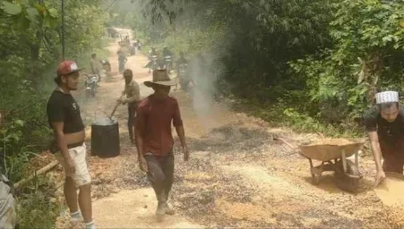 Masyarakat Sampang Perbaiki Jalan Rusak dengan Sumbangan Swadaya