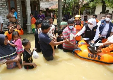Tinjau Banjir Pamekasan, Gubernur Khofifah Puji Penanganan GerCep