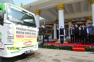 Pemprov Jatim Salurkan 2,7 Juta Liter Minyak Goreng