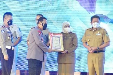 Kapolri Anugrahkan Penghargaan ETLE Nasional Presisi ke Gubernur Khofifah