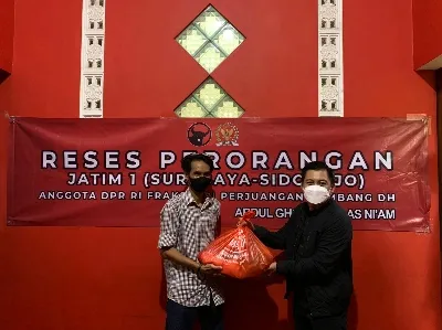 Mantan Walikota Surabaya Bagi Sembako
