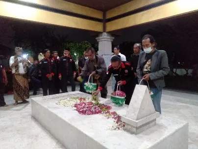 Barisan Gotong Royong Tabur Bunga dan Doa di Makam WR Soepratman 