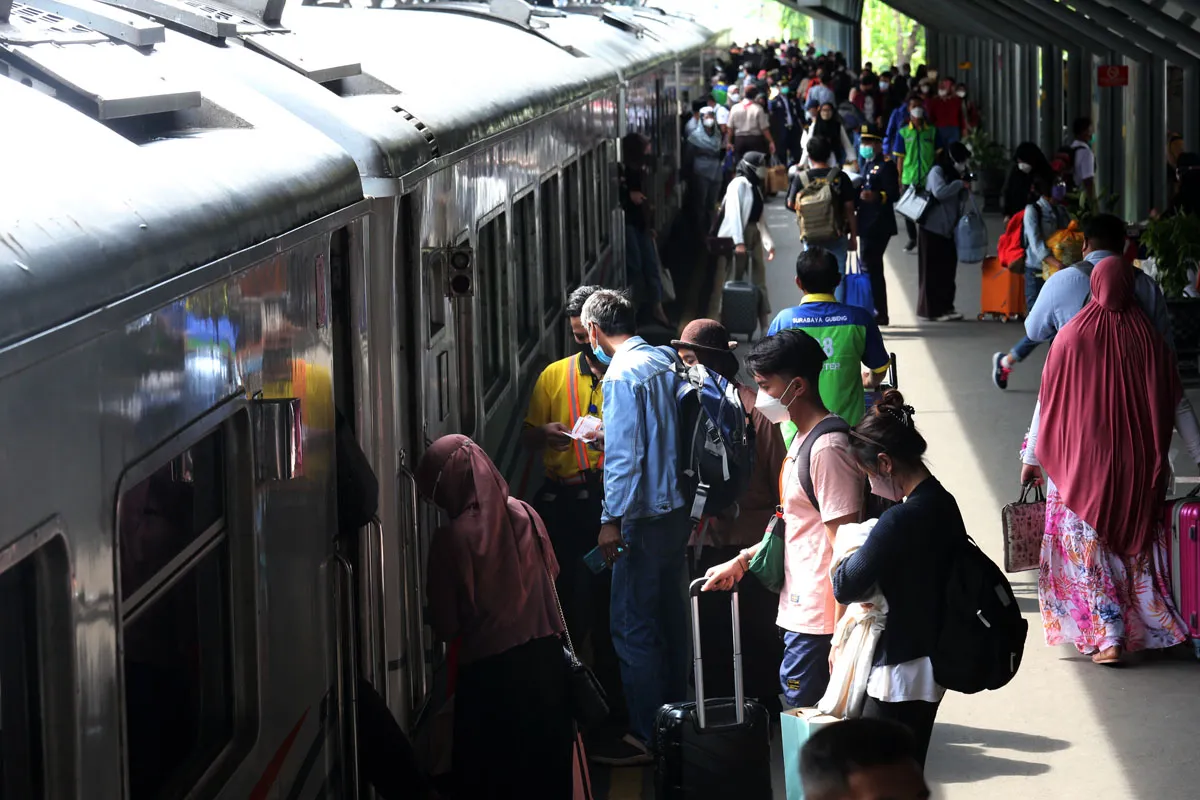 Stasiun Surabaya Gubeng Dipadati Pemudik
