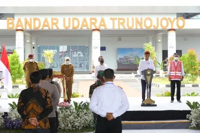 Presiden Jokowi Resmikan Bandara Trunojoyo