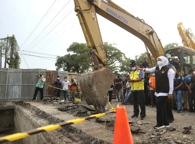 Gubernur Khofifah Cek Percepatan Revitalisasi Jembatan Ngaglik Lamongan 