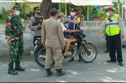 Babinsa Bersama Tiga Pilar Gelar Yustisi dan Bagikan Masker 