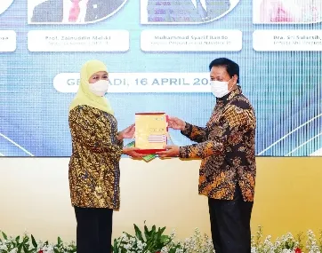 Gubernur Khofifah Dapat Penghargaan dari Perpusnas RI