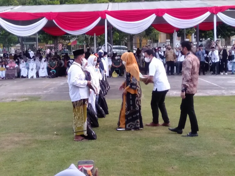 Gubernur Khofifah dan Bupati Tuban Beri Santunan 1000 Anak Yatim Piatu