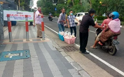 Pengurus LaNyalla Academia Bagikan Takjil