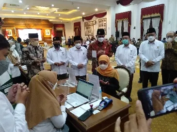 Gubernur Khofifah Tunaikan Kewajiban Zakat
