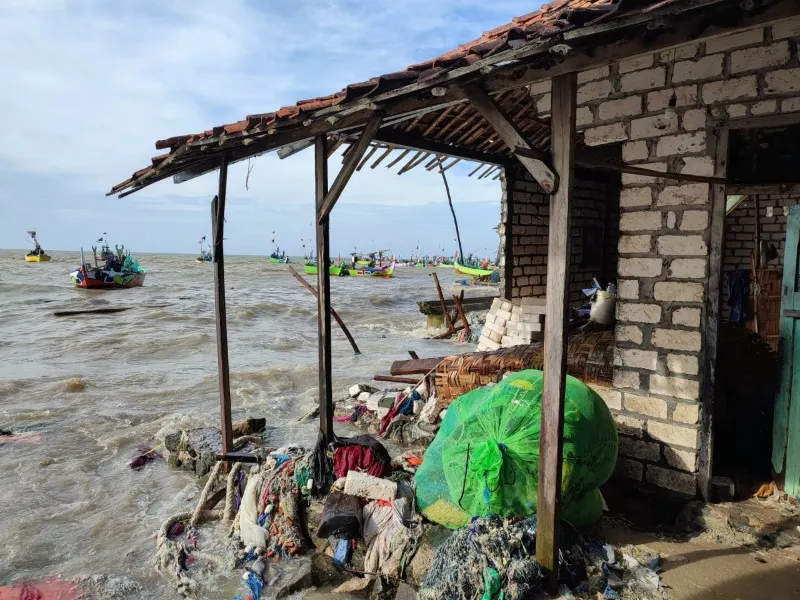 Sepanjang Pantura Jawa Tengah Banjir Rob dan Gelombang Pasang