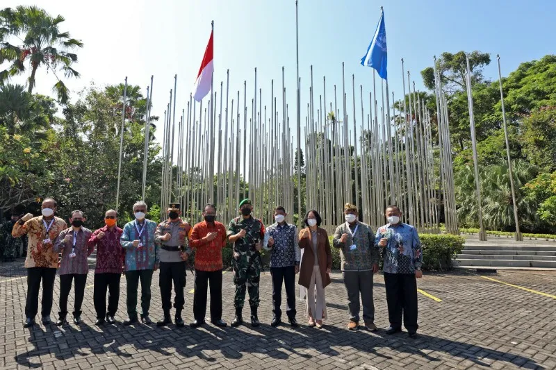 Bendera Merah Putih dan Bendera PBB Berkibar di Bali