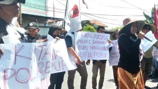 Sejumlah Aktivis Demo di Mapolres Sampang