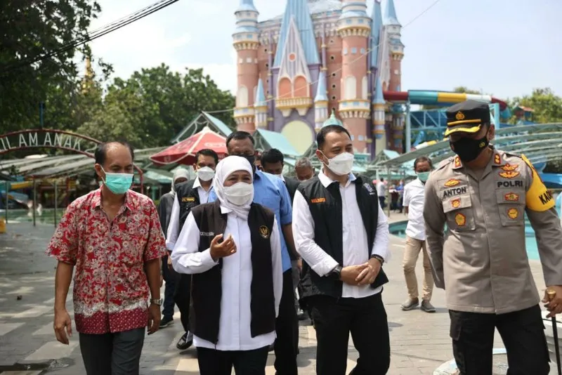 Gubernur Khofifah Tinjau Kondisi Waterpark Pasca Insiden Runtuh Perosotan