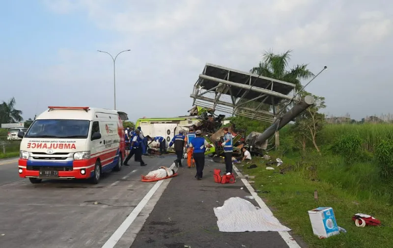 Gubernur Khofifah Sampaikan Duka Cita Atas Kecelakaan Bus Pariwisata di Tol