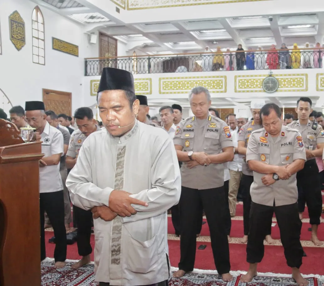 Polda Jatim Sholat Gaib Untuk Korban Penembakan Kendari