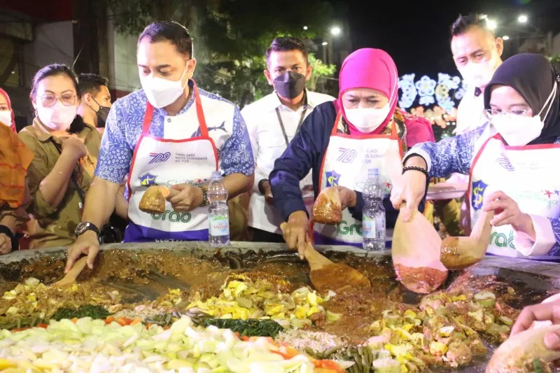 Gubernur Khofifah dan Walikota Surabaya Nguleg Rujak di Cobek Raksasa
